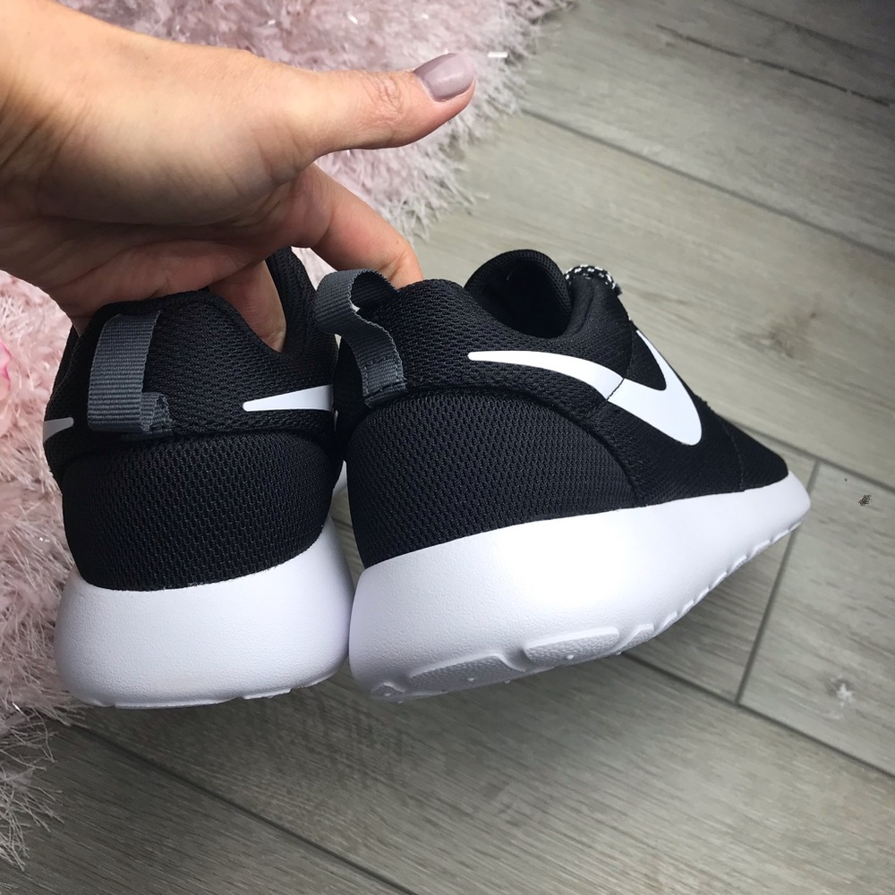 Brand New Nike Roshe One Black/White - Picture 5 of 8
